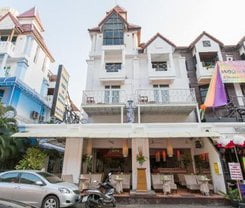 Connect Guesthouse. Location at 125/8-9 Rath-U-Thit Road.