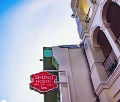Shunli Hotel is located at 56 Krabi Road on the island of Phuket. Shunli Hotel has a guest rating of 9.8 and has Hostel amenities including: Wi-Fi